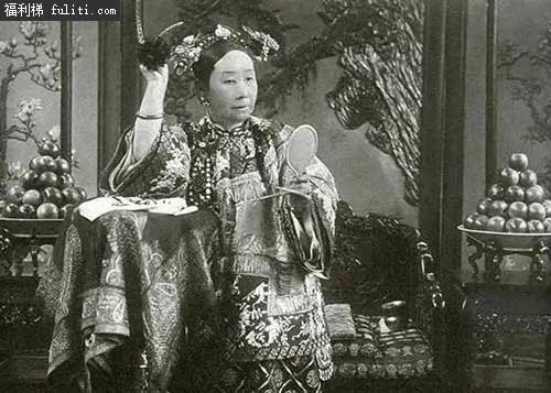 慈禧太后是怎么解决生理需要的？野史：养过很多男宠 与大臣有染