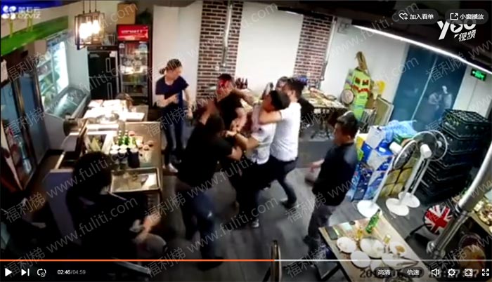 酒喝多了就惹事,没想到是1V3的场面 最后头破血流 实拍于东北某饭店”