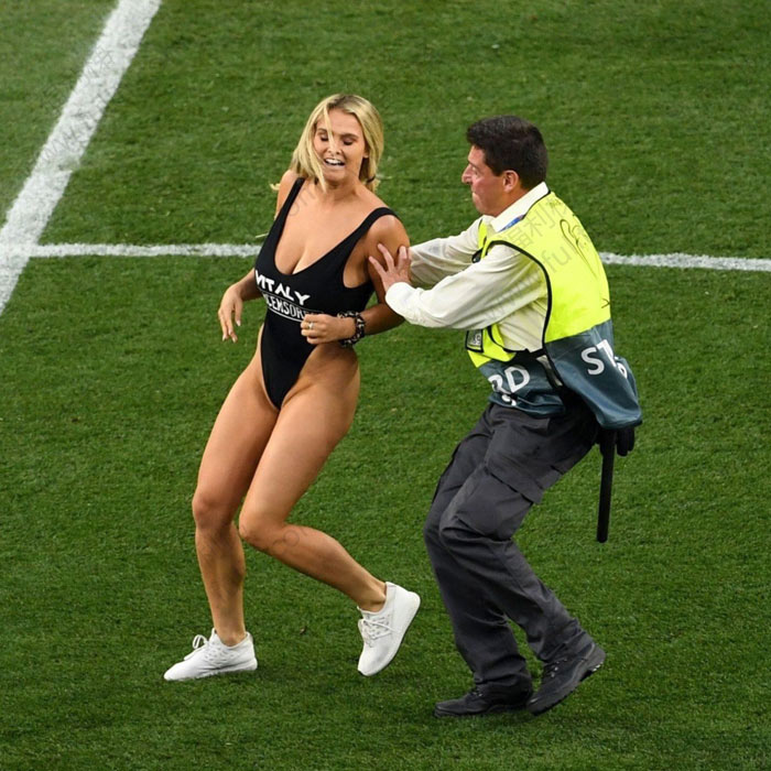 奇葩!欧冠决赛 一名女球迷闯入球场 身穿高叉泳装!