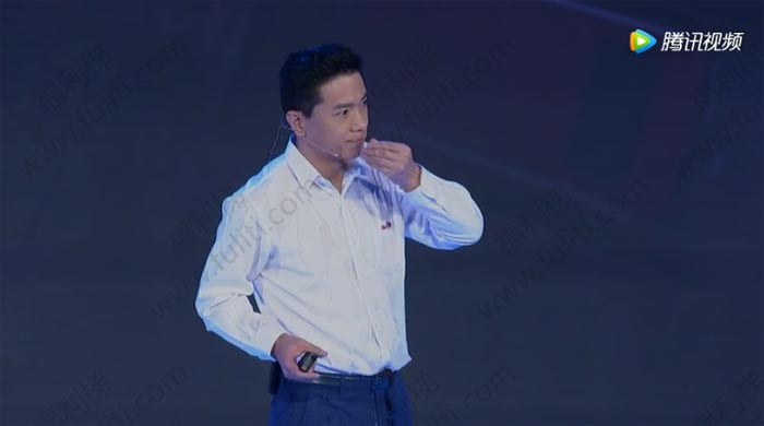 百度CEO李彦宏在百度AI大会上被泼水 现场观众大喊:加油!